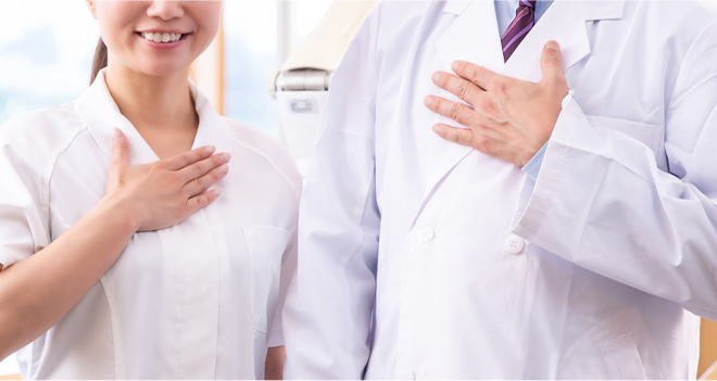 胸に手を当てる男女の看護師