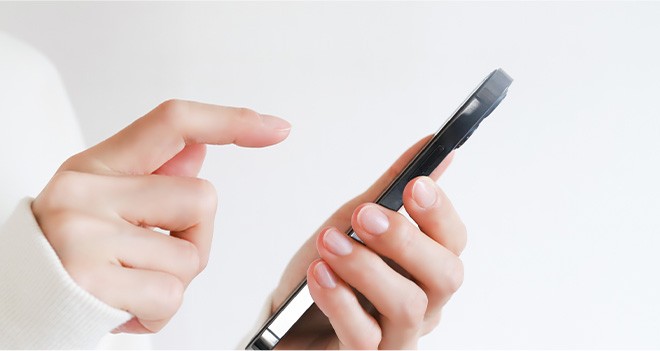 スマートフォンを操作している